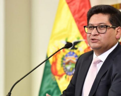 Ministro de Economía de Bolivia dando declaraciones